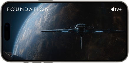 iPhone&nbsp;15&nbsp;Pro يعرض مشهداً من مسلسل Foundation على +Apple&nbsp;TV‏