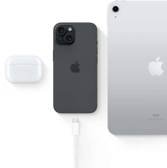iPhone&nbsp;15 مع موصل USB-C يبيّن إمكانية استخدام الموصل نفسه مع AirPods&nbsp;Pro وiPad‏