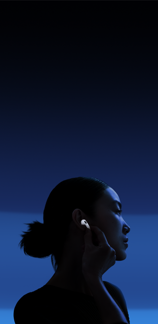 فتاة تضع إبهامها وسبابتها على جذع سماعة AirPods&nbsp;4 لتغيير أنماط الاستماع