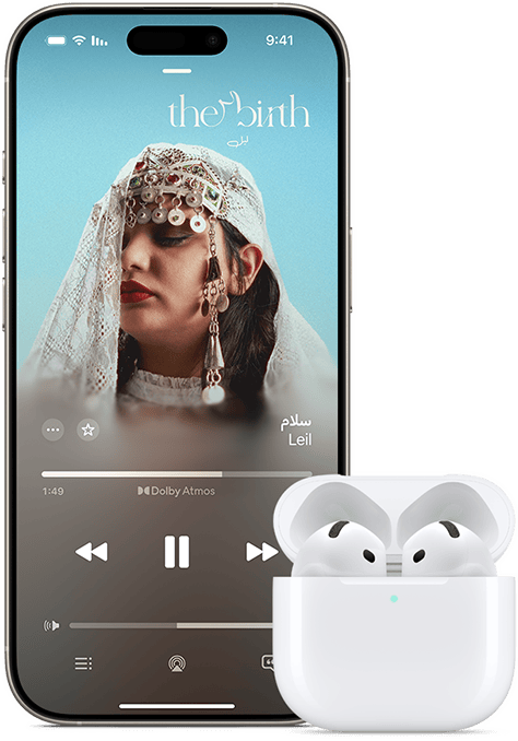 جهاز iPhone بجانب سماعات AirPods&nbsp;Pro موضوعة داخل علبة شحن، والعلبة مفتوحة‏