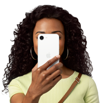 شخص يحمل iPhone&nbsp;16e أمام وجهه